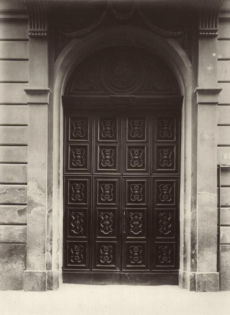 Portone di un palazzo in via Santa Maria 1, Torino