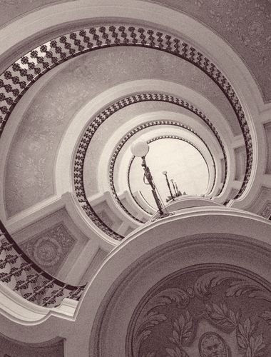 Scala elicoidale di un palazzo storico, vista dal basso